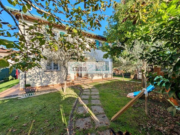 casa indipendente in vendita a Montignoso in zona Cinquale