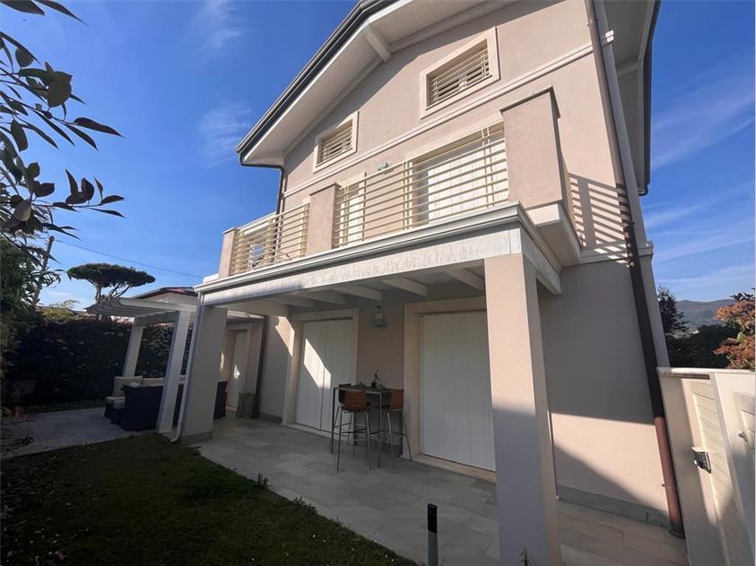 casa indipendente in vendita a Montignoso in zona Cinquale