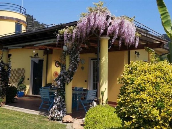 casa indipendente in vendita a Montignoso in zona Debbia