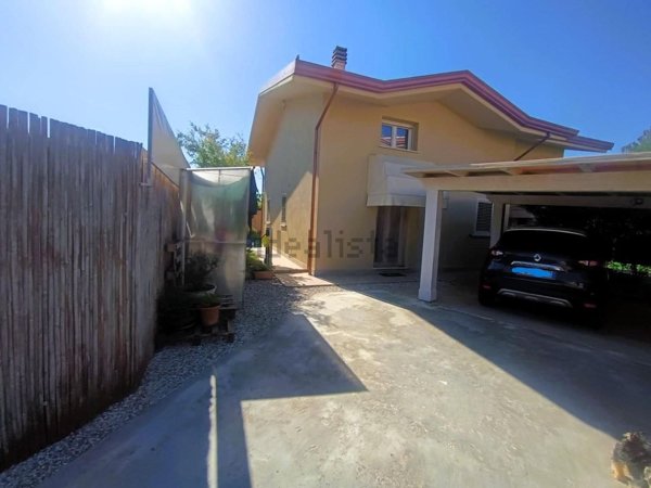 casa indipendente in vendita a Montignoso