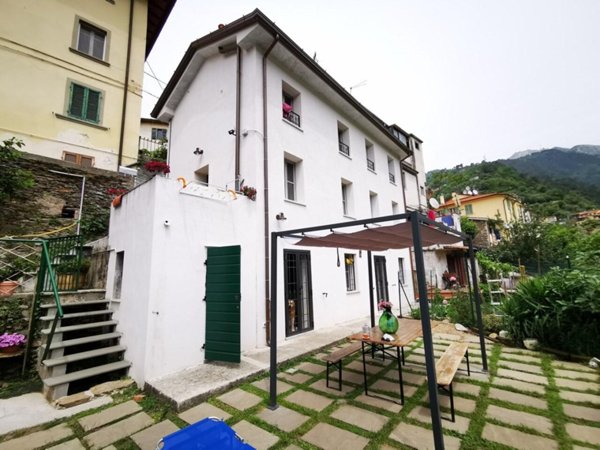 pentavano in vendita a Montignoso in zona Serra