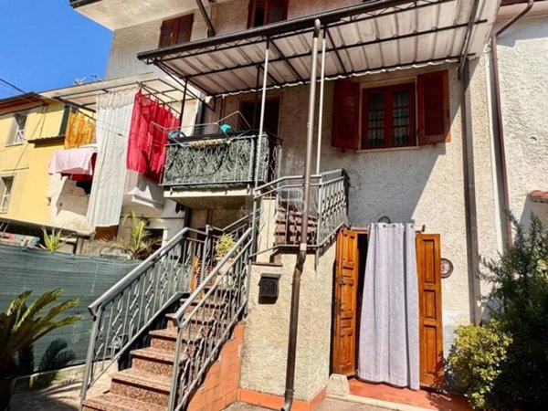 casa indipendente in vendita a Montignoso in zona Capanne
