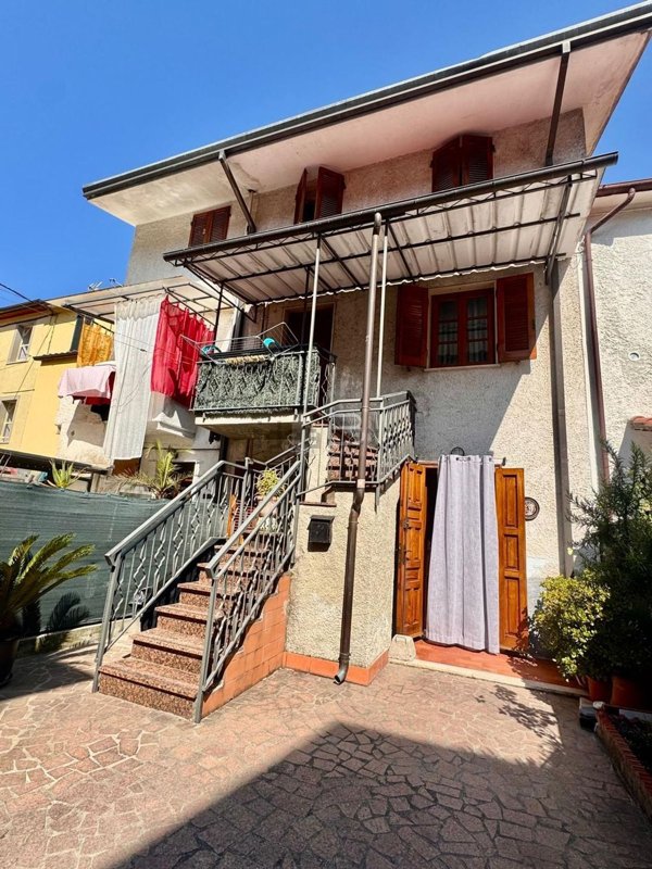 casa indipendente in vendita a Montignoso in zona Capanne