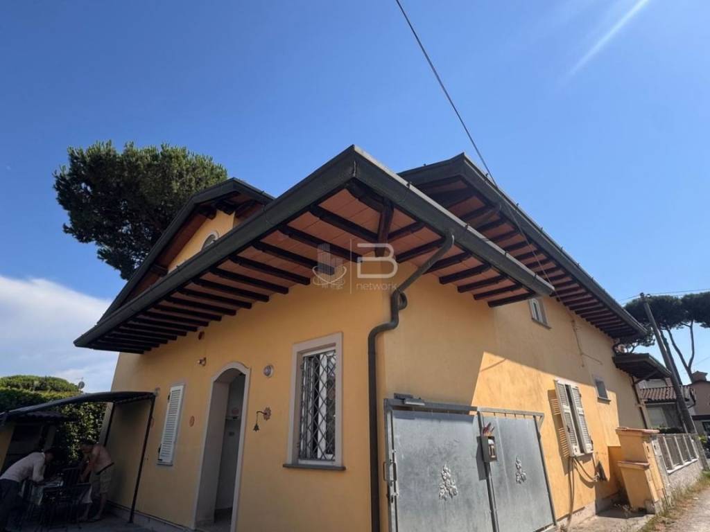 casa indipendente in vendita a Montignoso in zona Cinquale