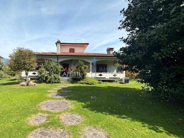 casa indipendente in vendita a Montignoso in zona Renella