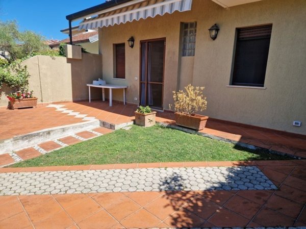 casa indipendente in vendita a Montignoso in zona Cinquale
