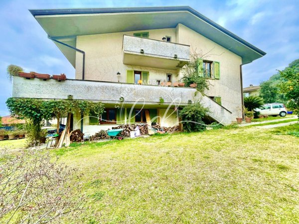 casa indipendente in vendita a Montignoso