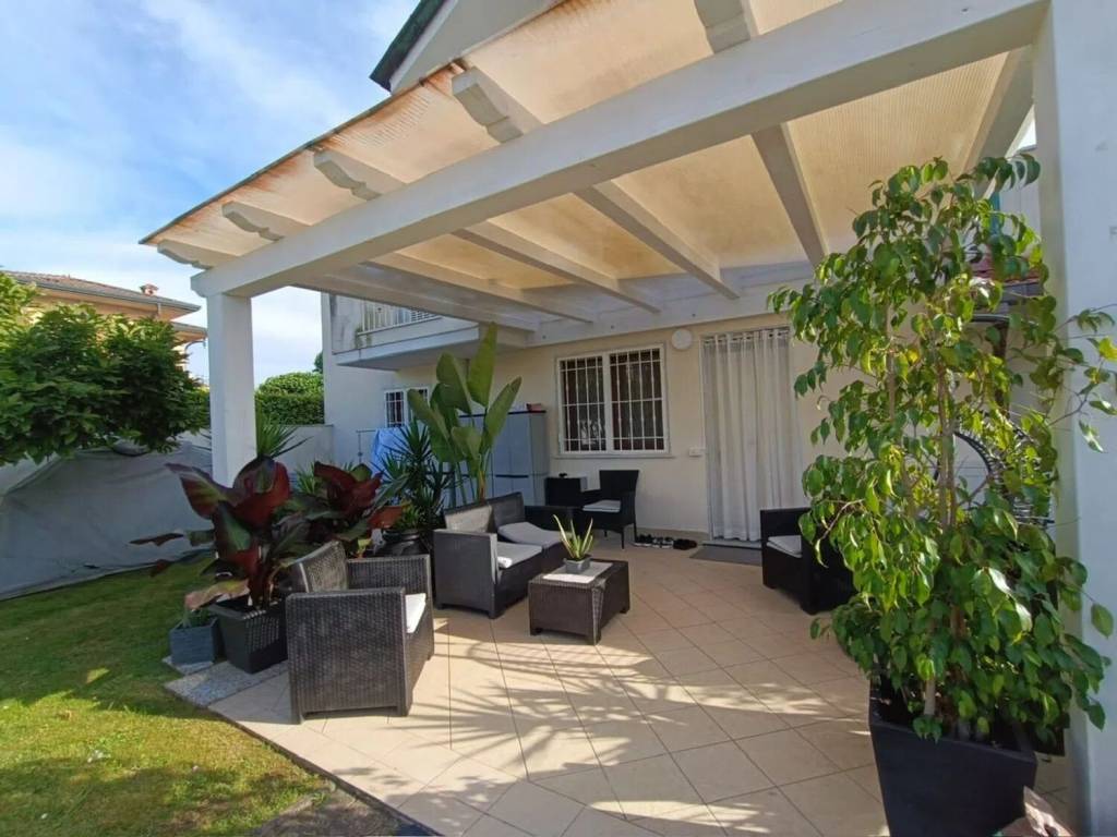 casa indipendente in vendita a Montignoso in zona Cervaiolo