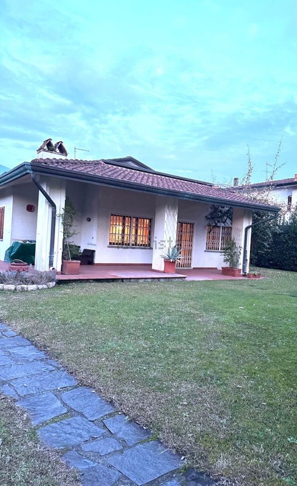 casa indipendente in vendita a Montignoso in zona Renella