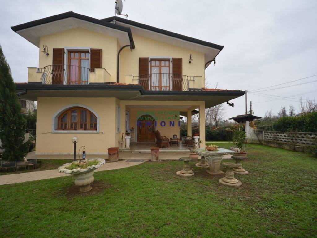 casa indipendente in vendita a Montignoso in zona Debbia