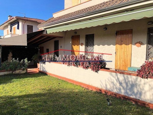 casa indipendente in vendita a Montignoso in zona Cinquale