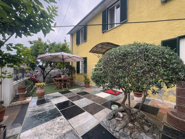 casa indipendente in vendita a Montignoso in zona Capanne