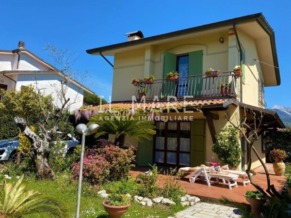 negozio in vendita a Montignoso in zona Cinquale