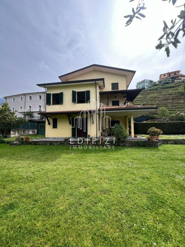 casa indipendente in vendita a Montignoso