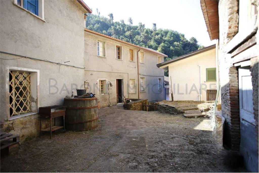 casa indipendente in vendita a Montignoso