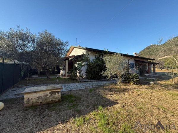 casa indipendente in vendita a Montignoso in zona Renella
