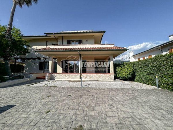 casa indipendente in vendita a Montignoso in zona Cinquale