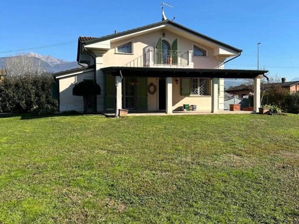 casa indipendente in vendita a Montignoso in zona Renella