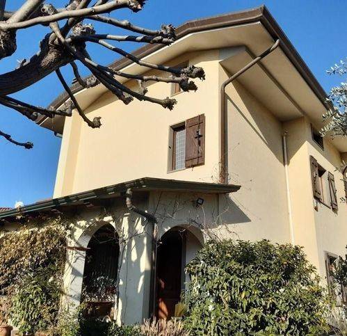 casa indipendente in vendita a Montignoso in zona Debbia