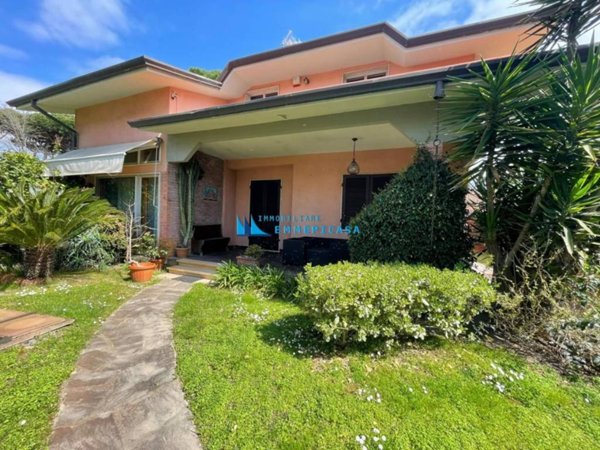 casa indipendente in vendita a Montignoso in zona Cinquale