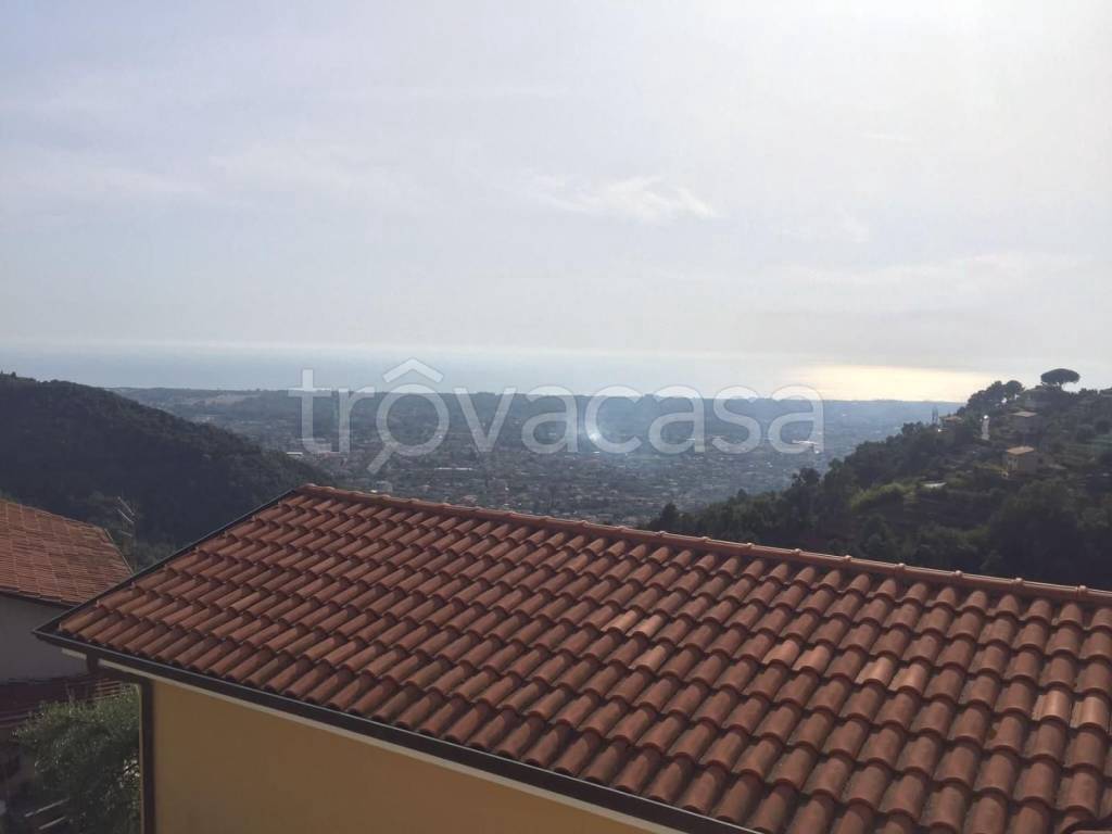 casa indipendente in vendita a Montignoso