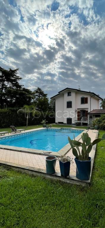 casa indipendente in vendita a Montignoso