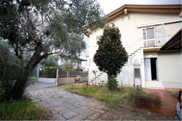 casa indipendente in vendita a Montignoso