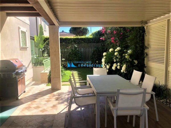 casa indipendente in vendita a Montignoso in zona Cinquale