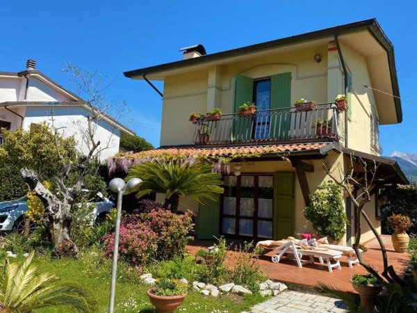 casa indipendente in vendita a Montignoso in zona Cinquale