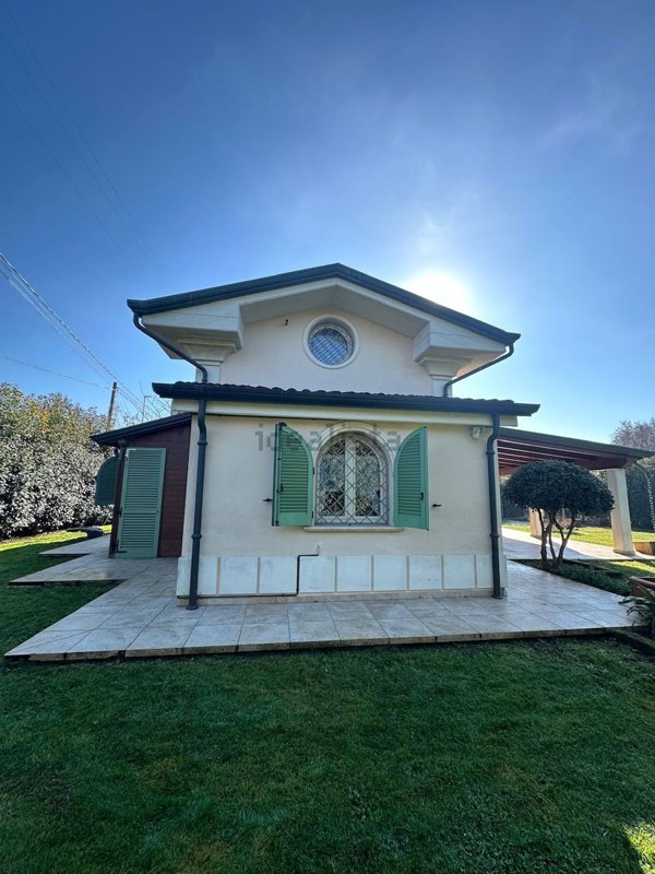 casa indipendente in vendita a Montignoso