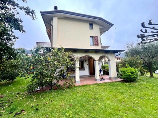 casa indipendente in vendita a Montignoso in zona Debbia