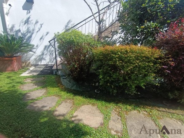 casa indipendente in vendita a Montignoso in zona Cinquale