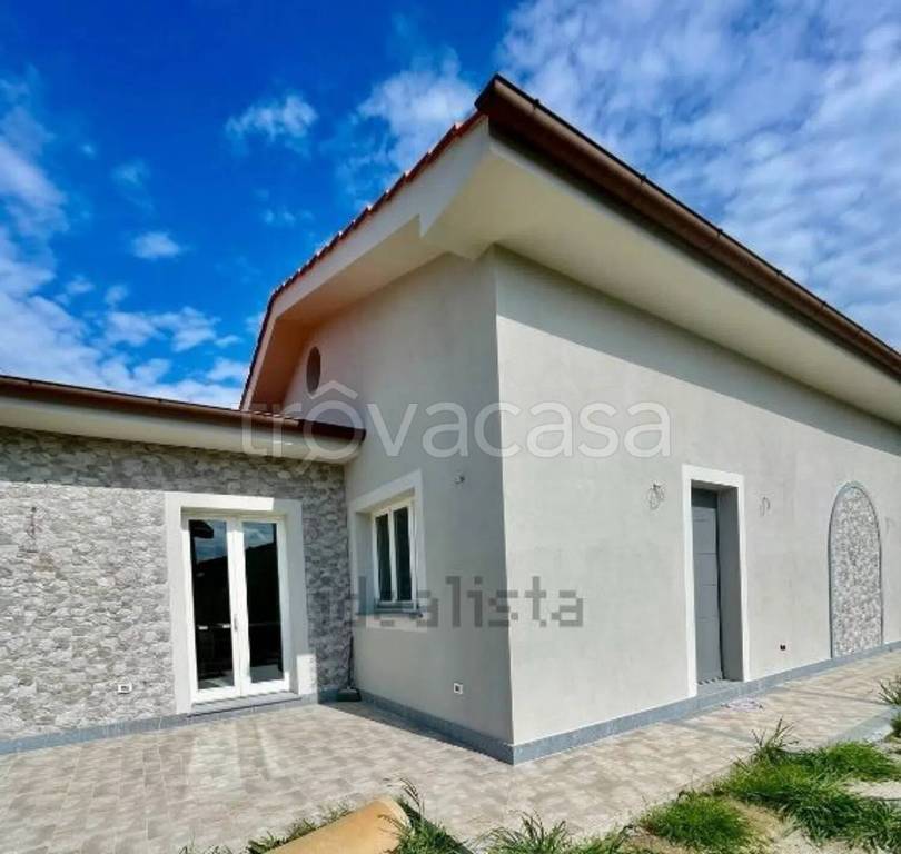 casa indipendente in vendita a Montignoso