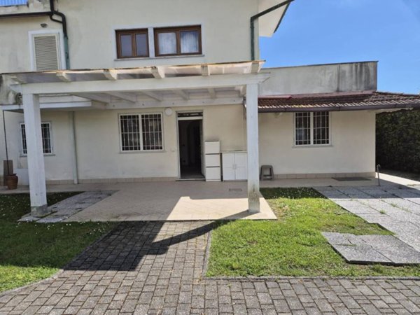 casa indipendente in vendita a Montignoso in zona Debbia