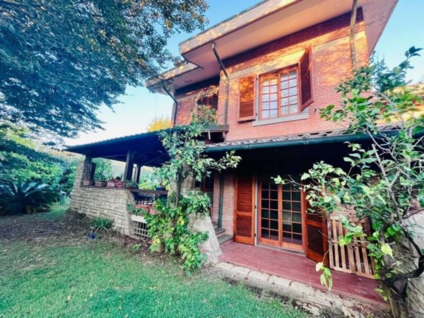 casa indipendente in vendita a Montignoso in zona Renella