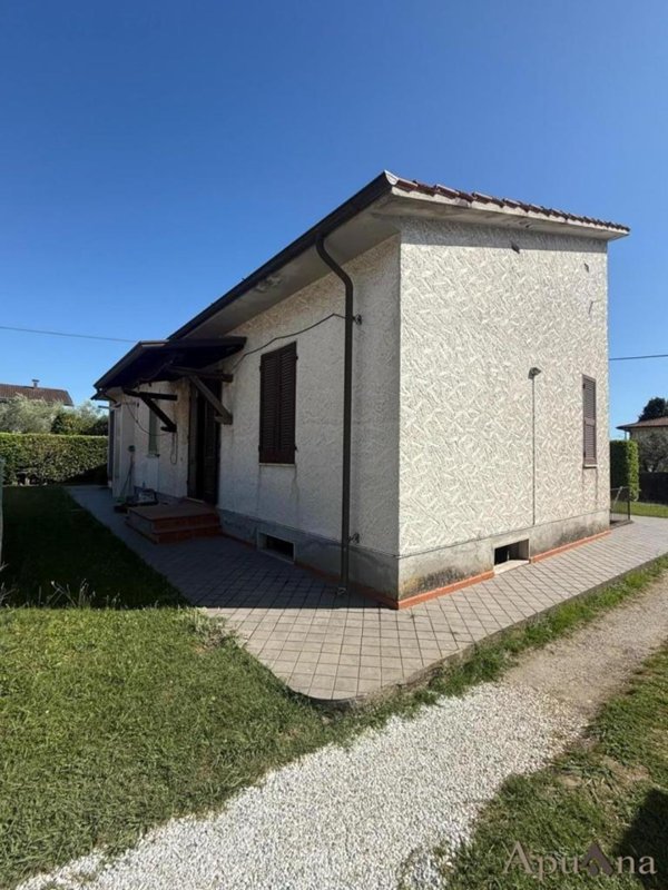 casa indipendente in vendita a Montignoso in zona Cervaiolo