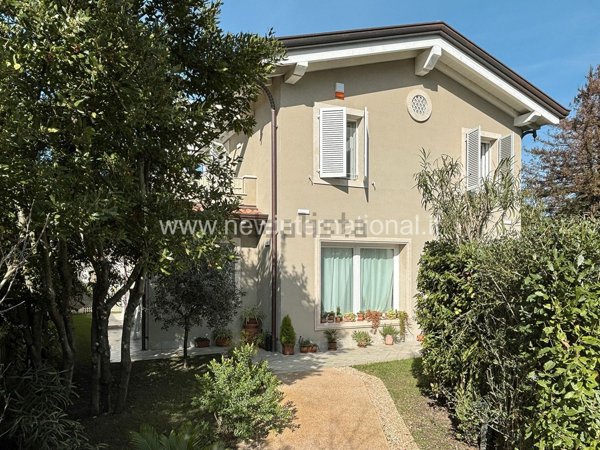 casa indipendente in vendita a Montignoso in zona Cinquale