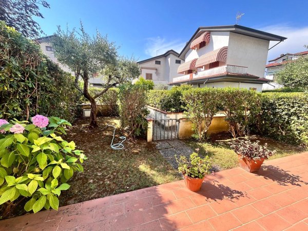 casa indipendente in vendita a Montignoso in zona Cinquale