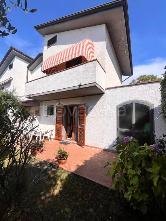 casa indipendente in vendita a Montignoso in zona Cinquale