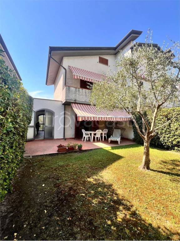 casa indipendente in vendita a Montignoso in zona Cinquale