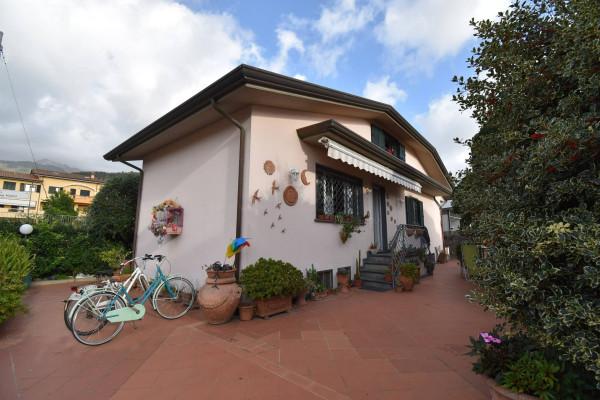 casa indipendente in vendita a Montignoso in zona Debbia