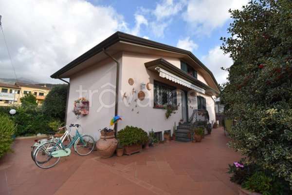 casa indipendente in vendita a Montignoso