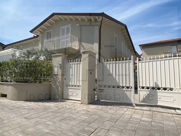 casa indipendente in vendita a Montignoso in zona Cinquale