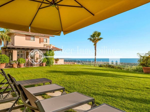 casa indipendente in vendita a Montignoso in zona Palatina