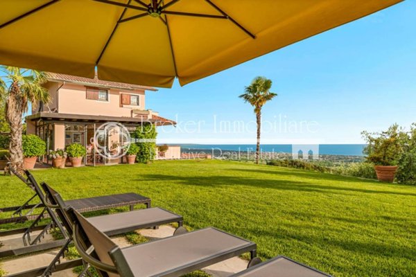 casa indipendente in vendita a Montignoso