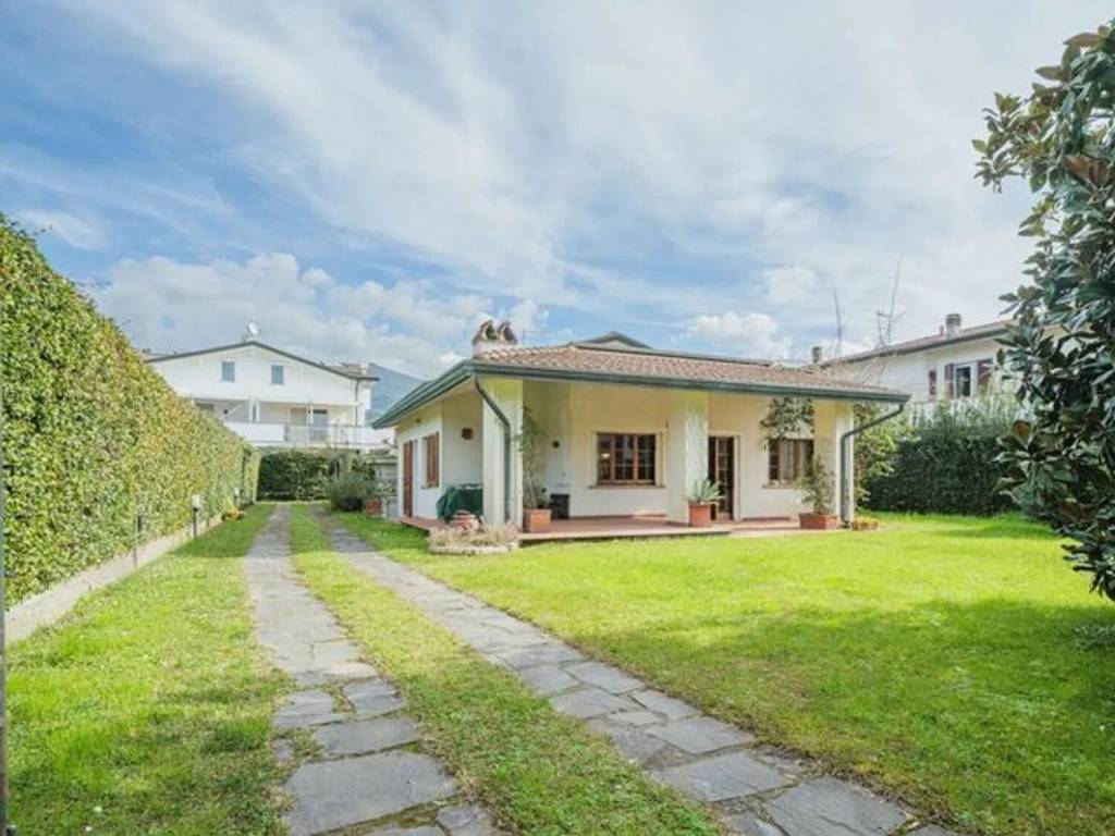 casa indipendente in vendita a Montignoso in zona Renella