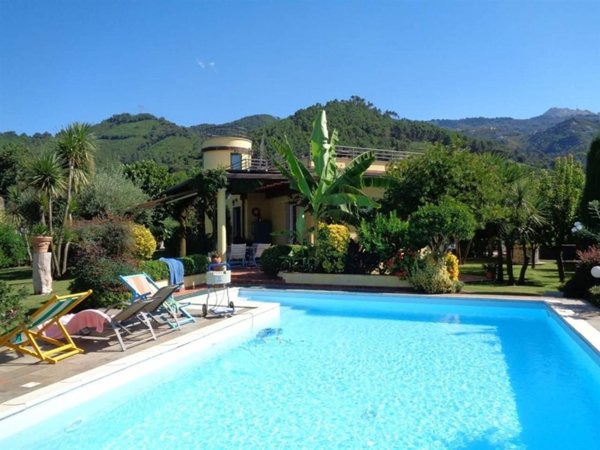 casa indipendente in vendita a Montignoso in zona Debbia