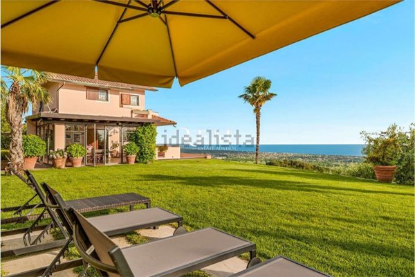 casa indipendente in vendita a Montignoso