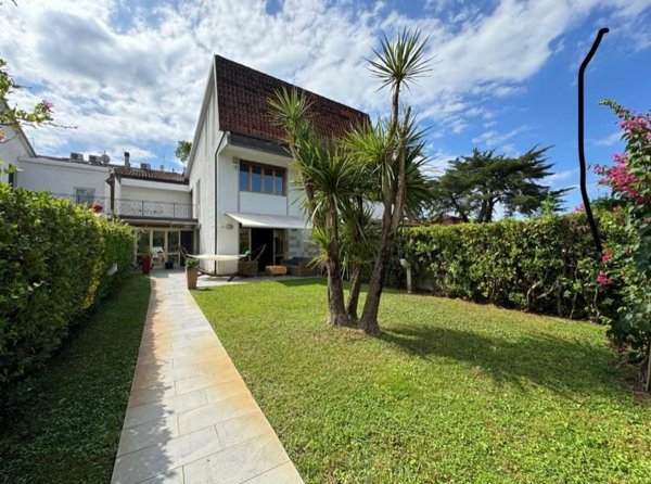 casa indipendente in vendita a Montignoso