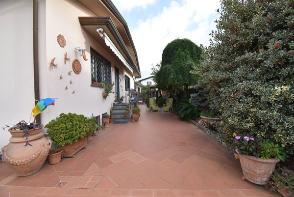 casa indipendente in vendita a Montignoso